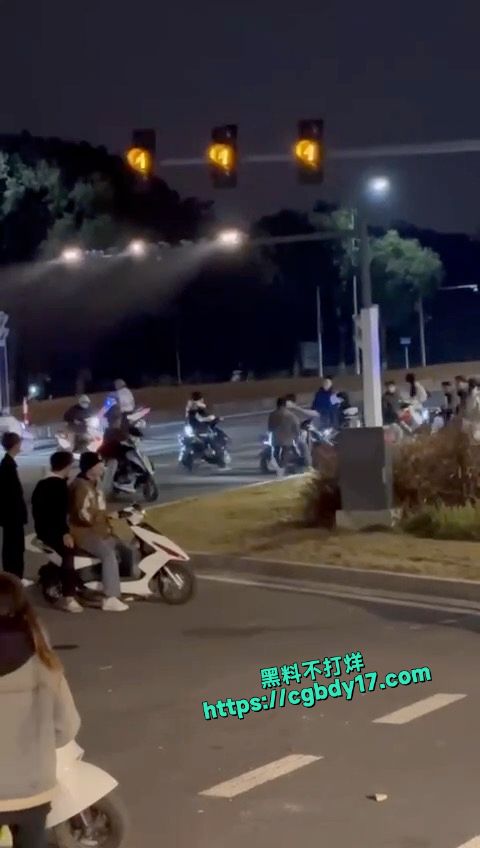 松山湖精神小伙打架 5