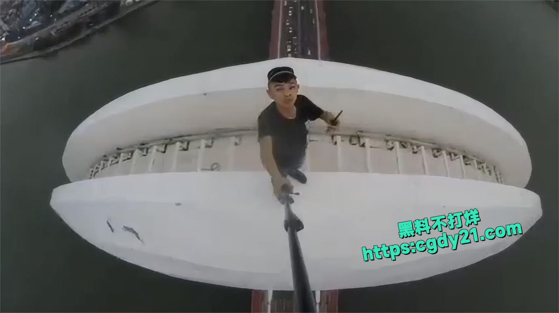 广州猎德大桥男子意欲跳桥4