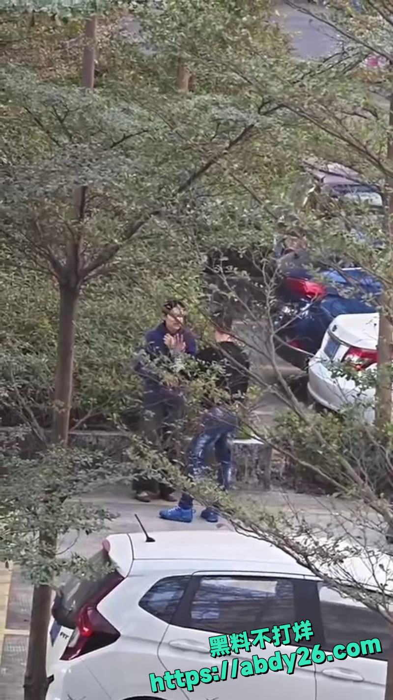 男子情绪失控打女人为项链4