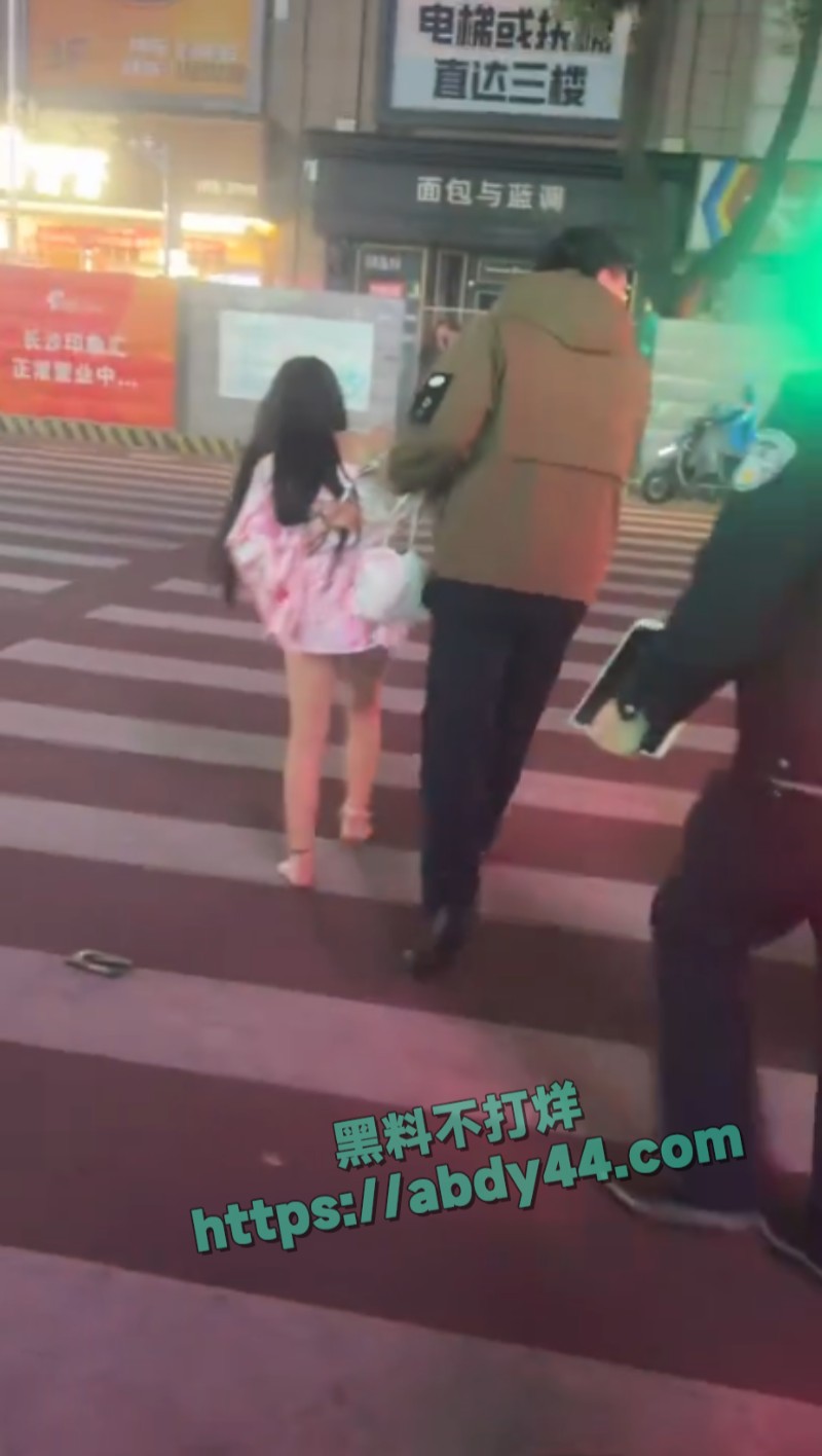 长沙一女子当街裸露4