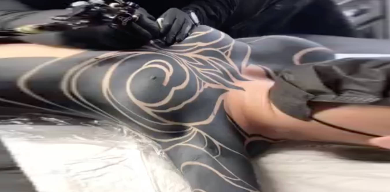 女上位站着抱男友玩69新姿势 主动妹子力量惊人解锁极限玩法 肤色反差
