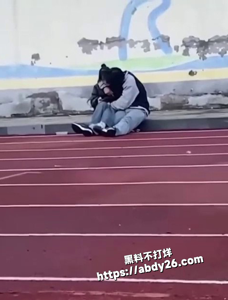 学校操场情侣羞耻刺激5