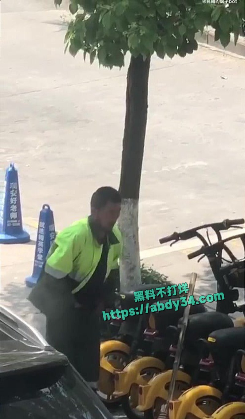 大爷公共场所拿扫把打飞机4