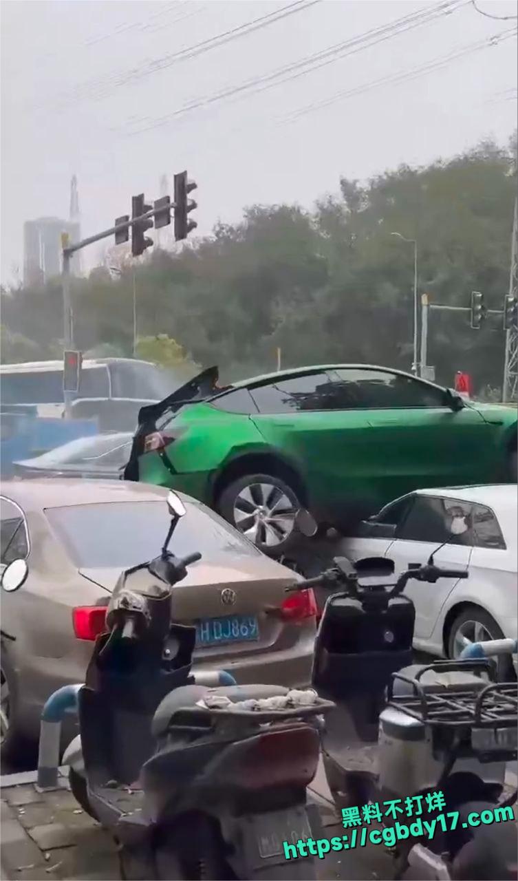 重庆渝北鲁能星城十三街区事故4