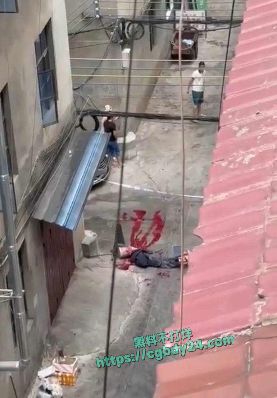云南玉溪红塔区东风广场旁发生持刀砍人事件6