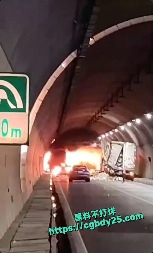 成巴高速拉液化气罐的车爆炸了5