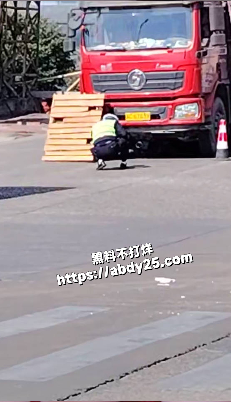 温州乐清23岁女子惨死货车轮下2