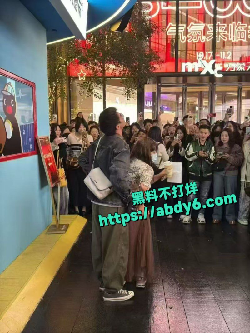 杭州湖滨银泰in77两个人cos红姐3