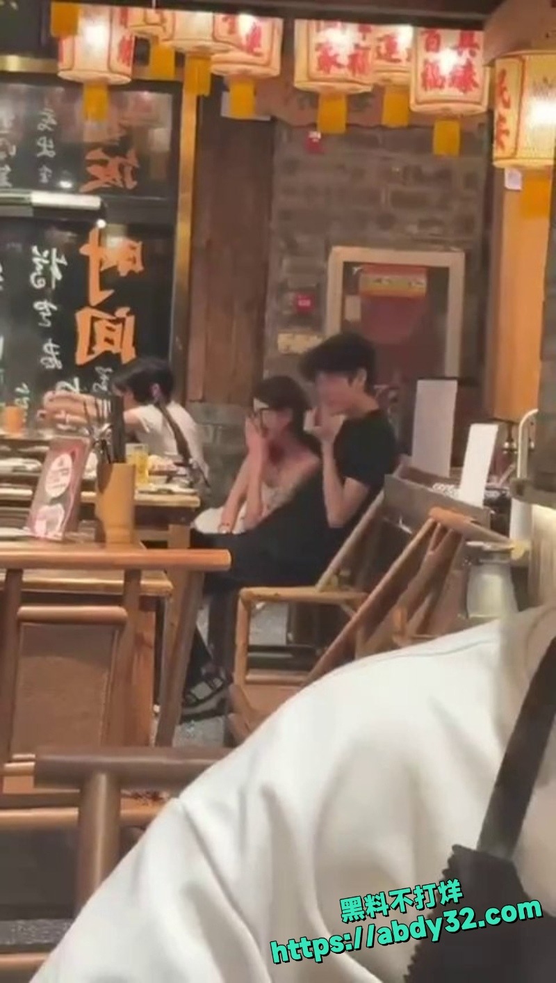 眼镜妹手摸鸡巴视频3