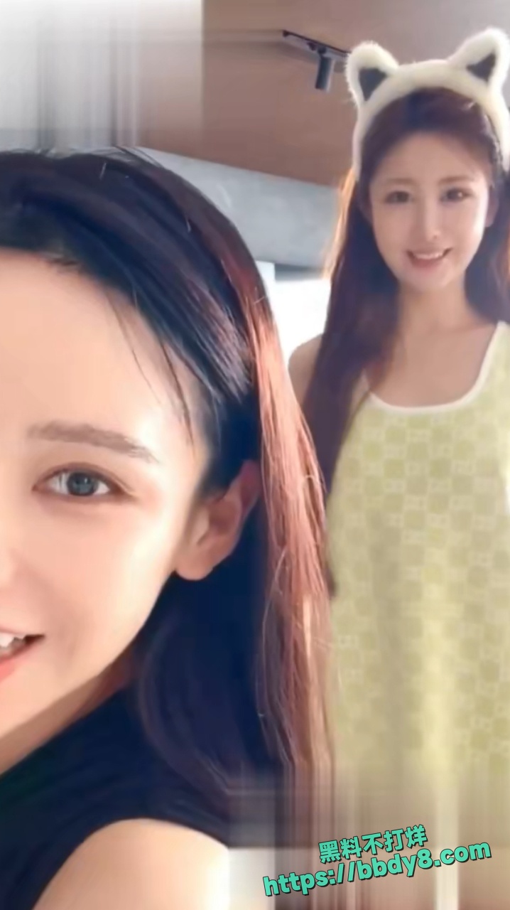 美女主播弯腰无意露了乳头8