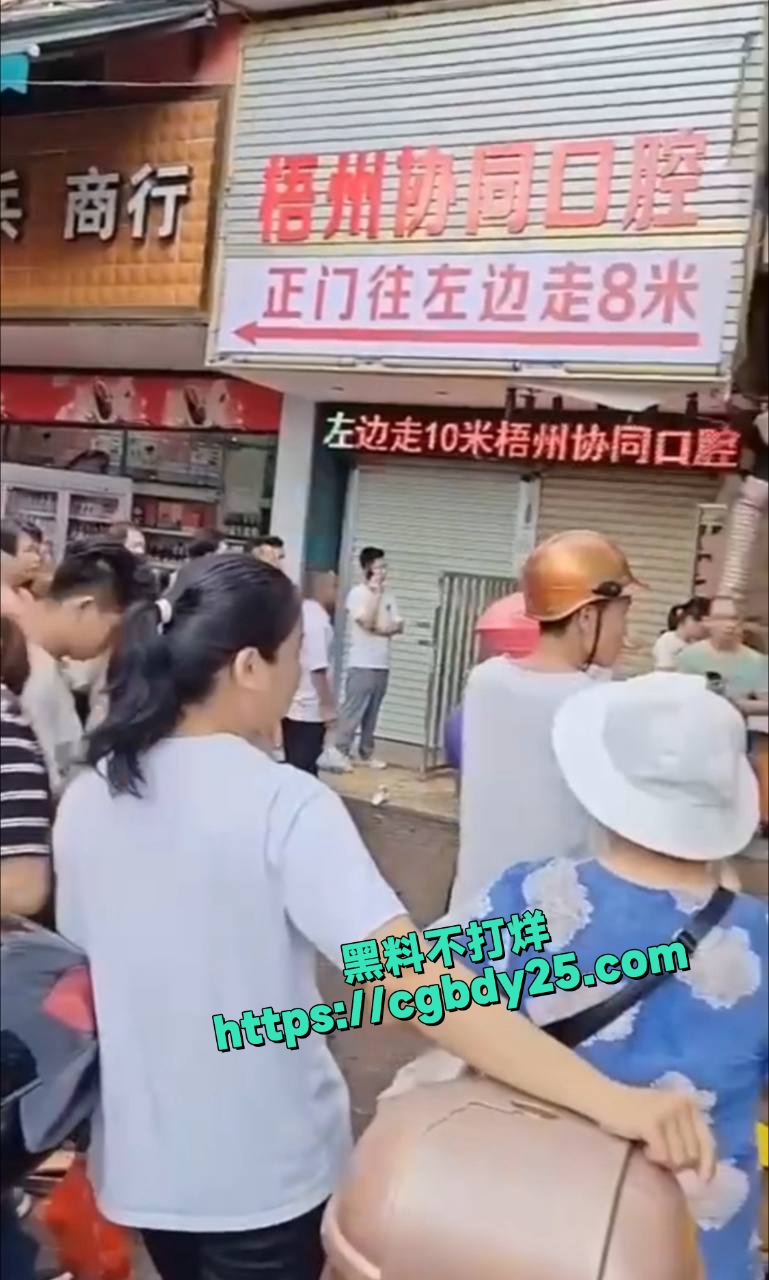 广西梧州街边店铺上的招牌垮塌一女子受伤6
