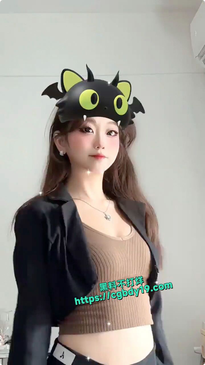 抖音苗条嫩妹，裸舞脸穴同框自慰1