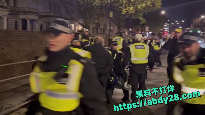 伦敦伊朗大使馆外连夜爆发冲突5