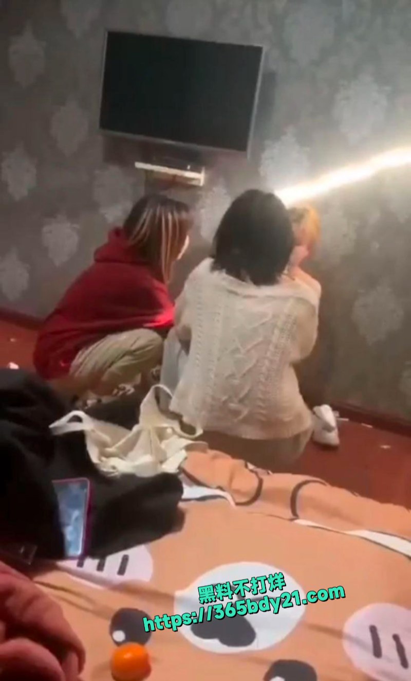 妹子被带到宾馆扒光衣服被霸凌视频流出 2