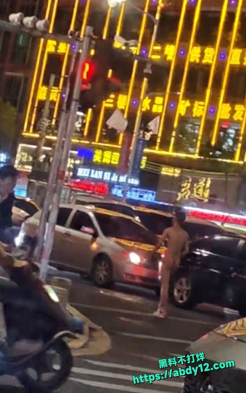深圳水贝珠宝城傍晚高峰惊现全裸男 3
