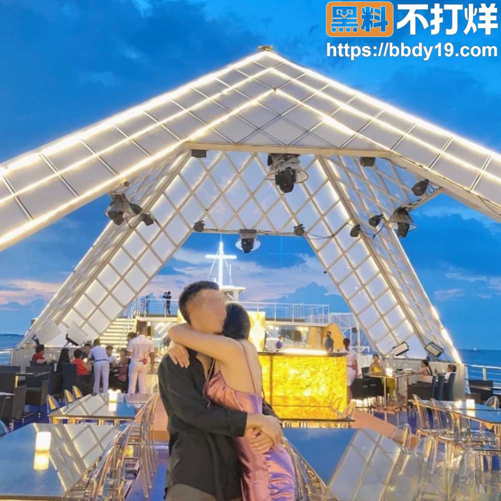 onlyfans  泰国小情侣 甜蜜火出圈 结果被扒其实是换妻之旅 网友都震惊了4