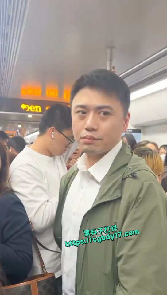 地铁上小伙打飞机射小仙女屁股上3
