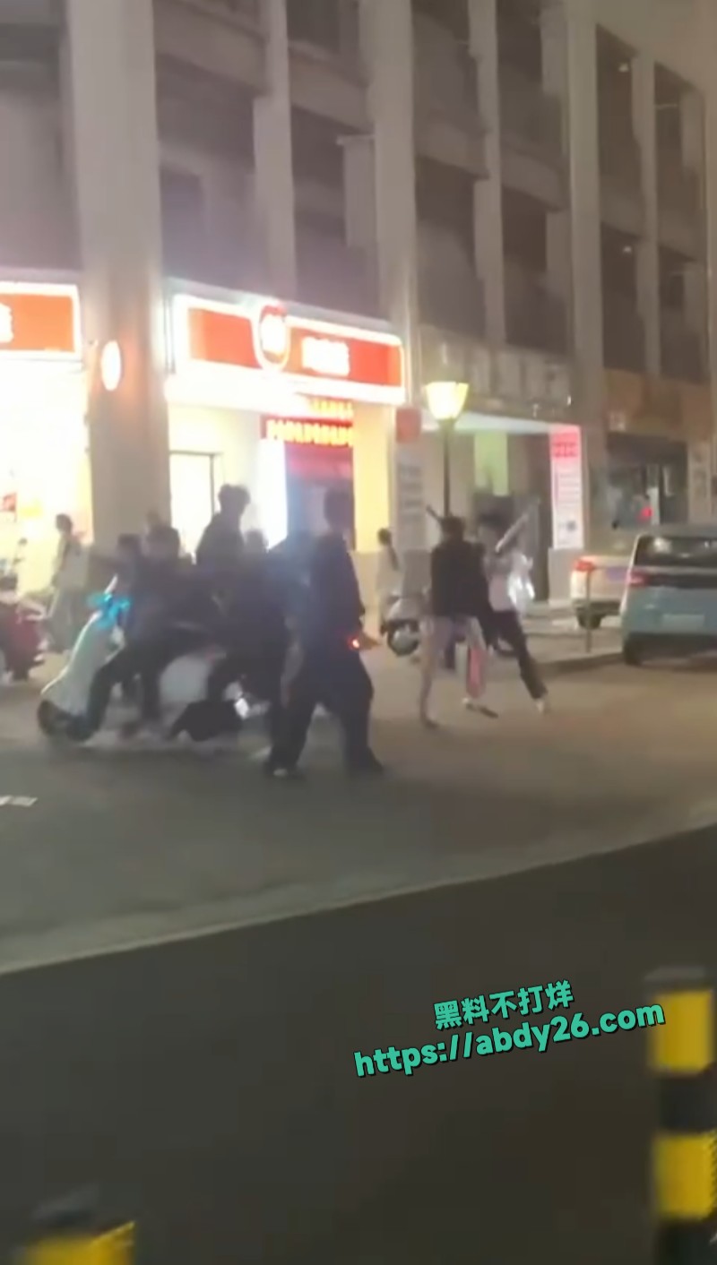 海南海口精神小伙打群架5