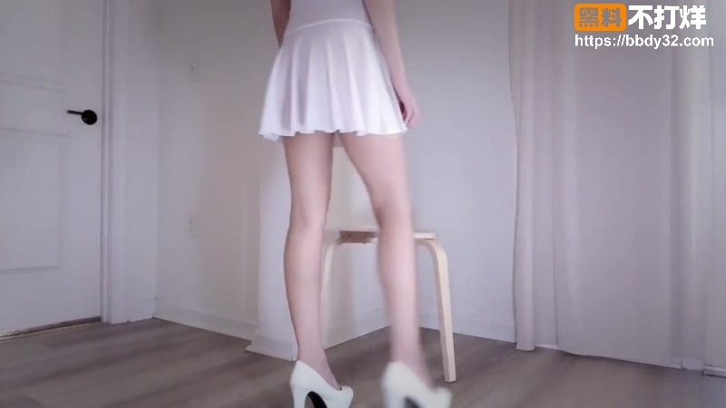 KittyXkum白裙高跟小板凳骑乘巨大假阳1