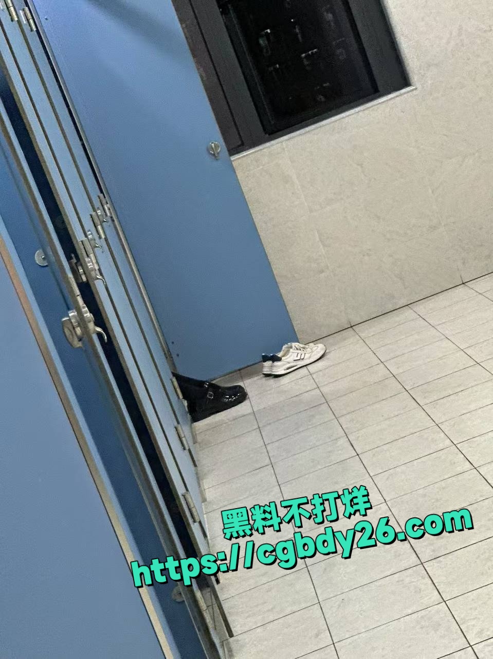 浙江工大男的穿水手服在厕所坐在假鸡巴上呻吟10