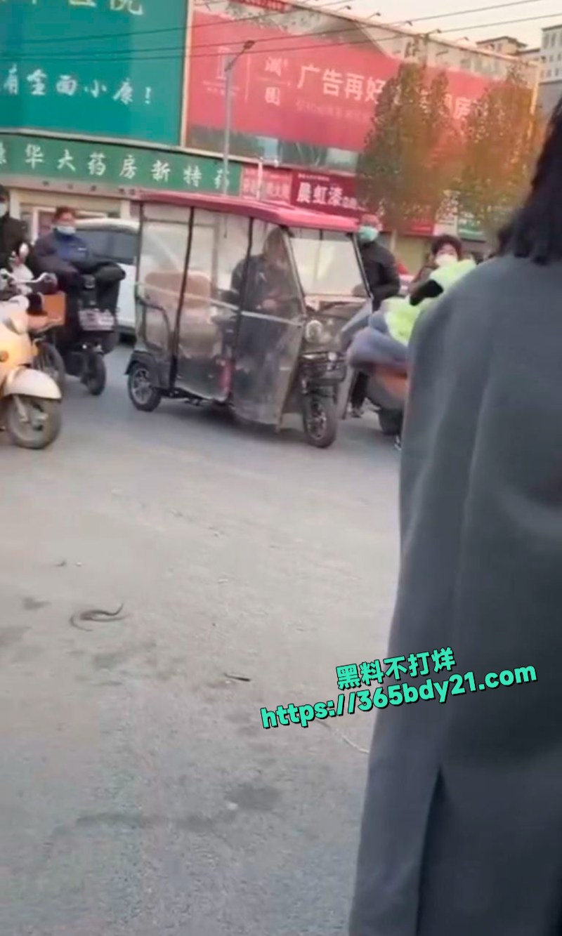 原配街头手撕小三现场曝光头发被剪当众社死 5