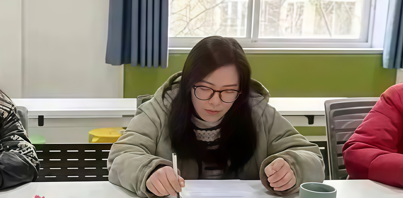 东台实小女教师梁雪芳 十年婚外纠葛 儿子中考日约情人青岛开房 诱导炒股亏损20万