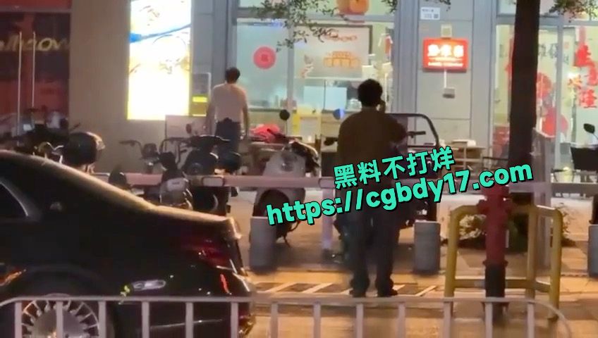 广东深圳龙华壹方天地商场一男子持刀不断捅刺一名女子4