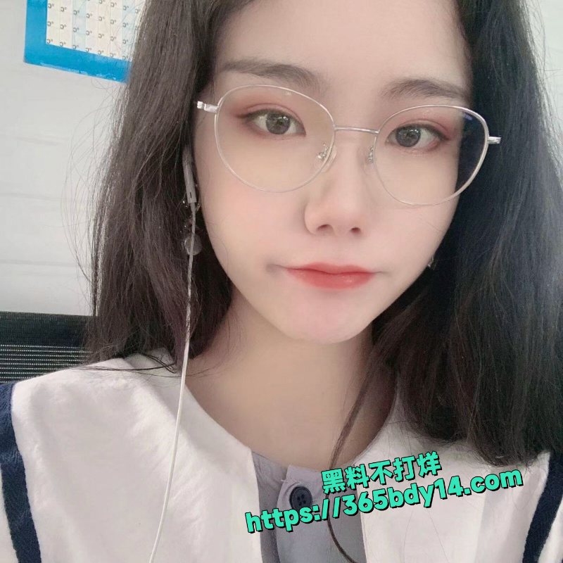 成都杨琴一边给男友发漏点图片勾引背地里还和别的狗男人做爱11