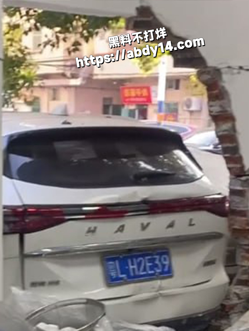 广东惠州，女司机 开车穿墙而过也是牛逼了4