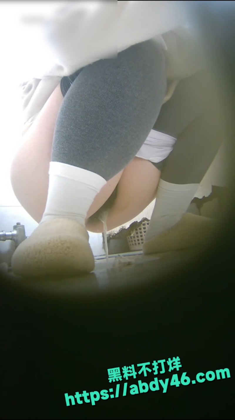 后拍肥臀骚穴放尿 3