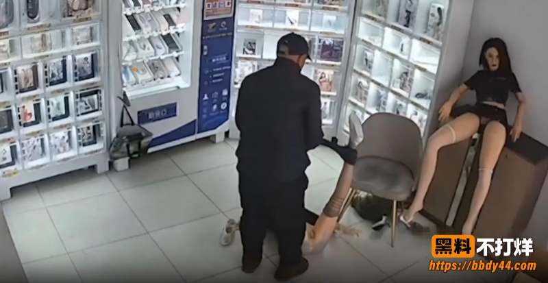 无人售卖情趣用品店监控偷拍