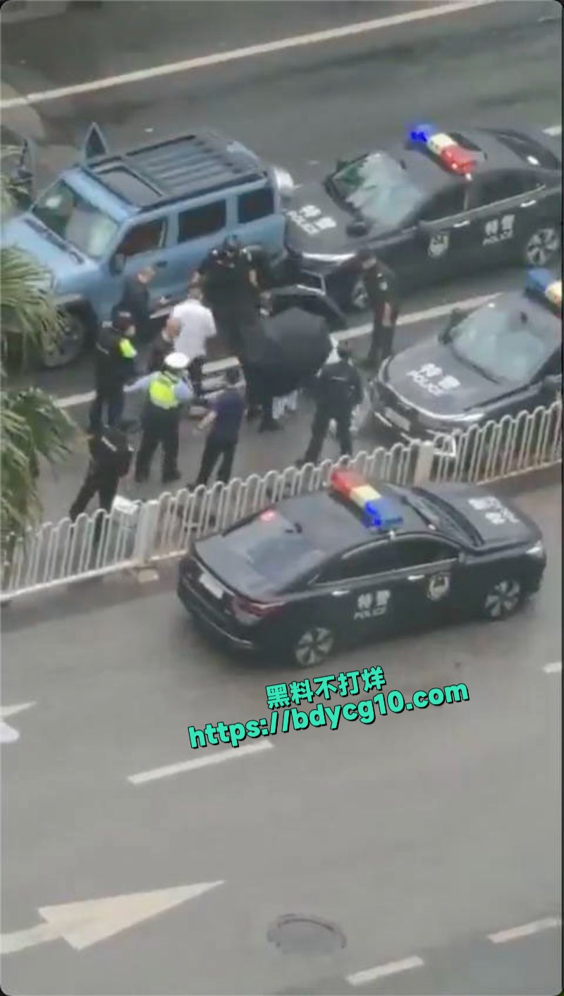 云南省昆明市金碧路发生汽车蓄意撞击多人事故6
