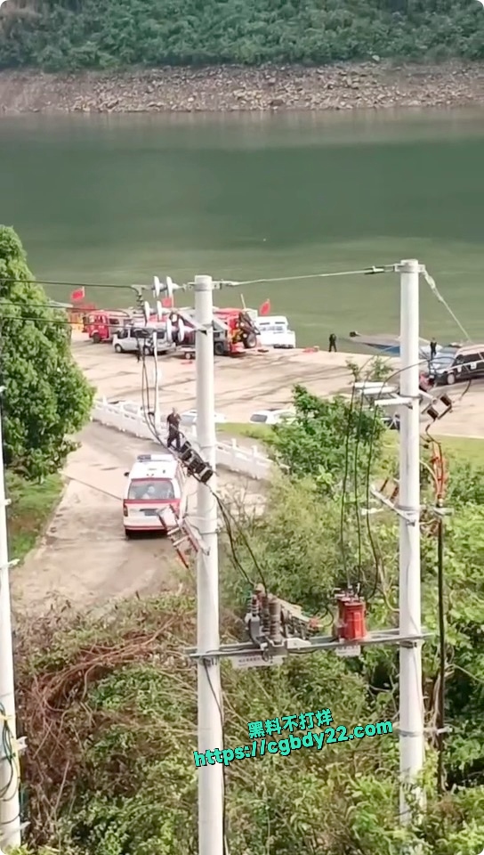 贵州游船侧翻事故 约 70人落水2
