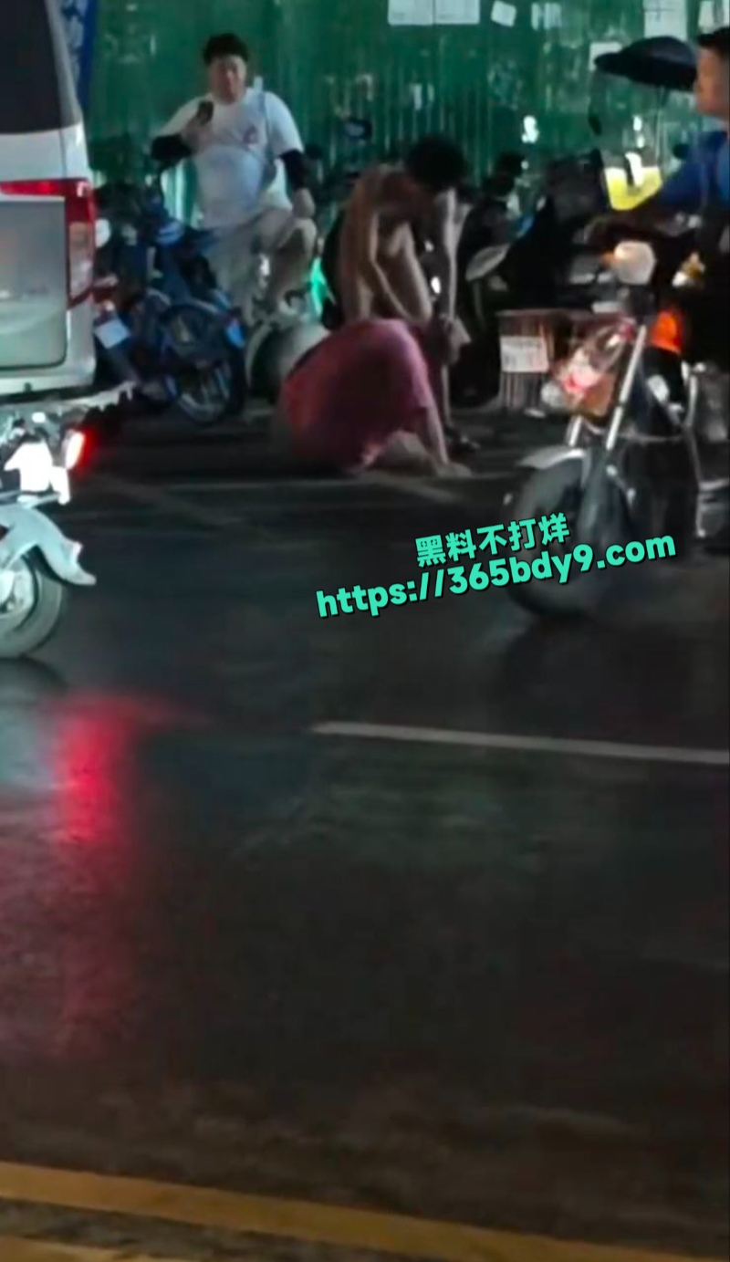 青年城三栋楼下小伙子把大爷打了1