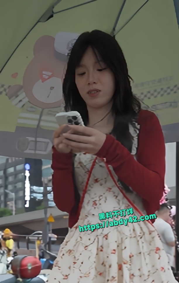 偷拍大神抄底短裙美女 2