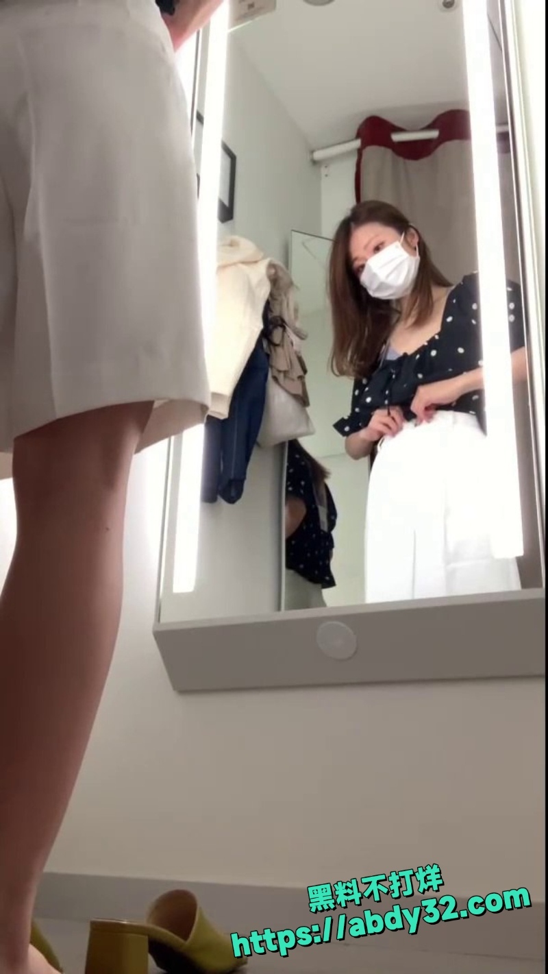 舞蹈老师买衣服的时候换衣被偷拍4