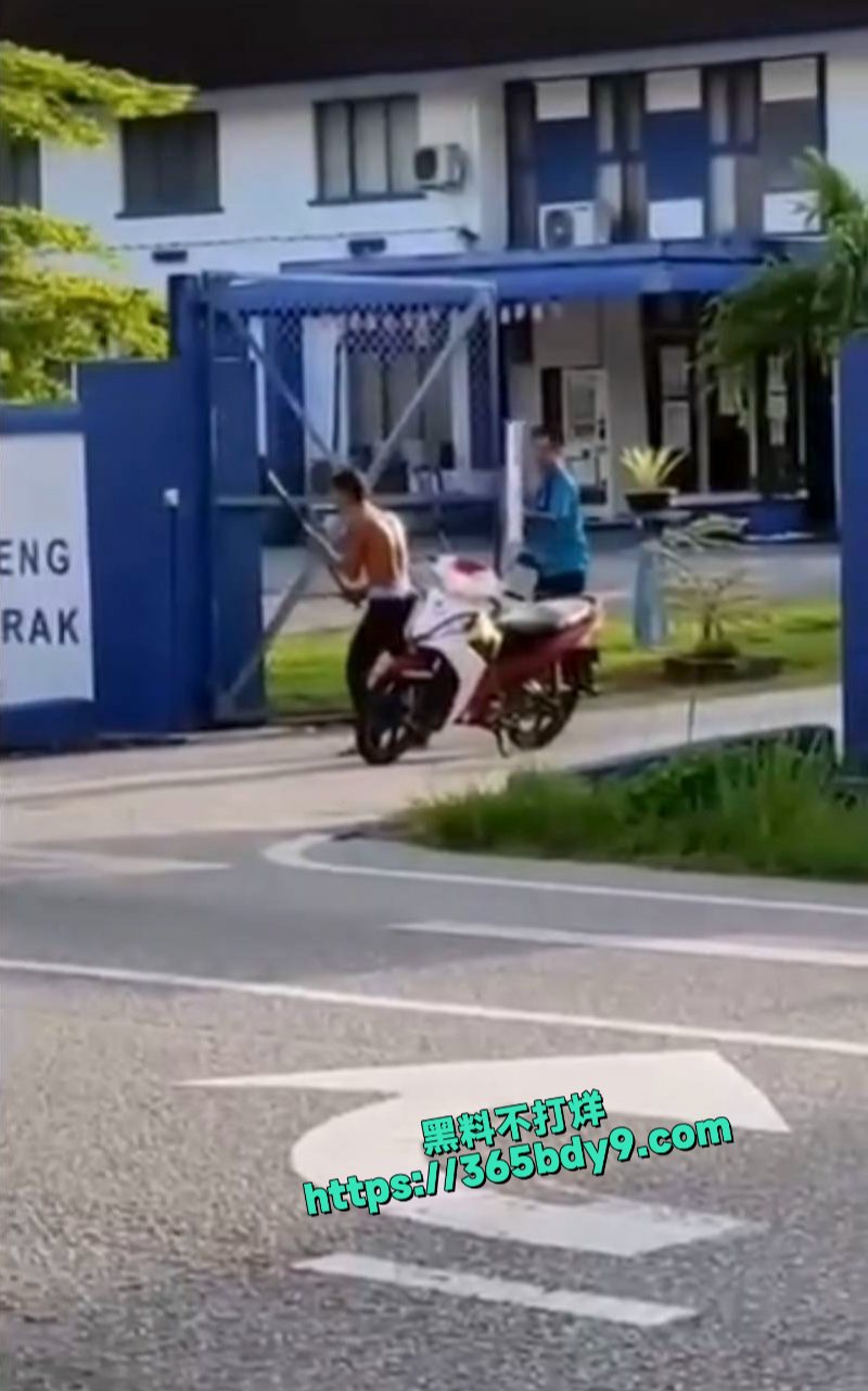 马来西亚疯子闹警局5