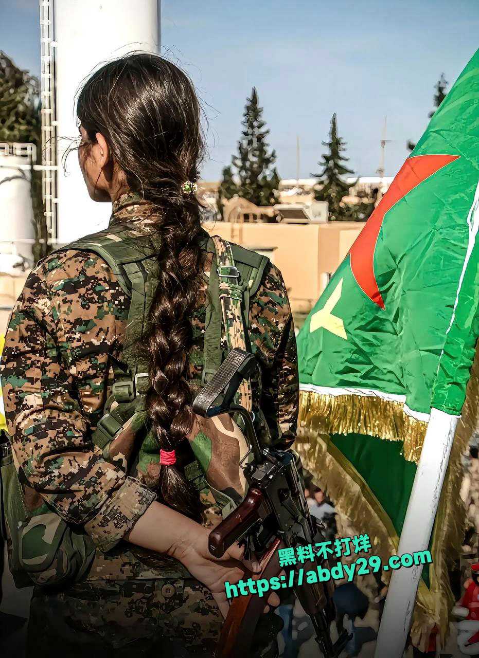 叙利亚ISIS士兵对库尔德女兵残忍处决 16