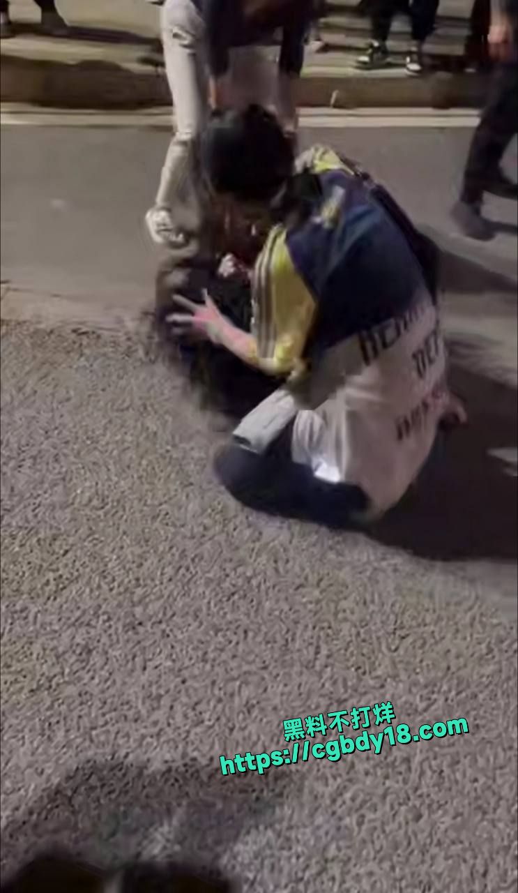 深夜精神小妹街头干架3