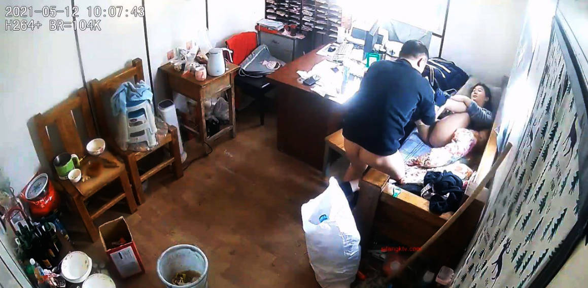 网络摄像头破解 少妇欠网贷上财务公司小办公室单人小床肉偿还息！