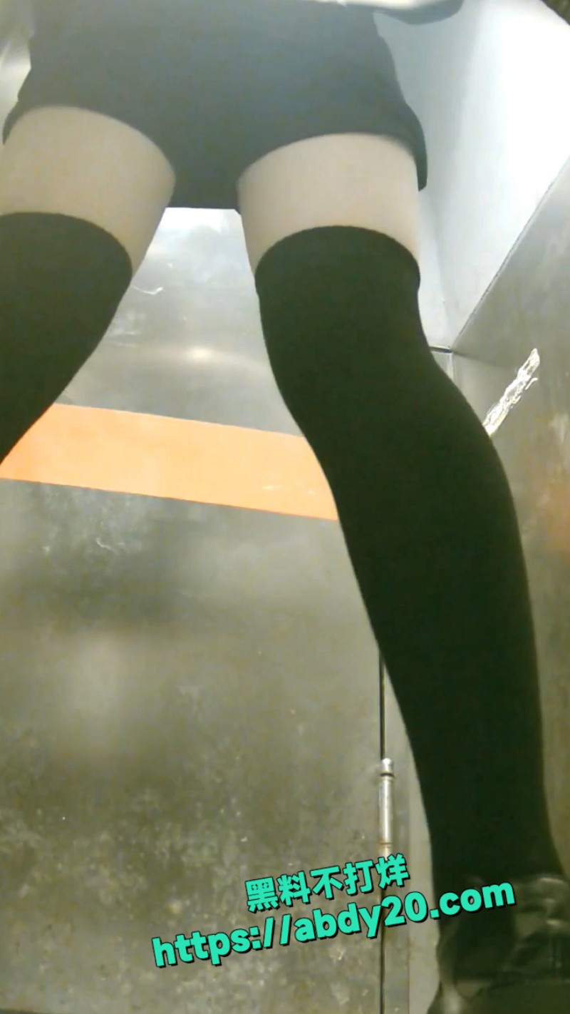 酒吧女厕全景偷 5