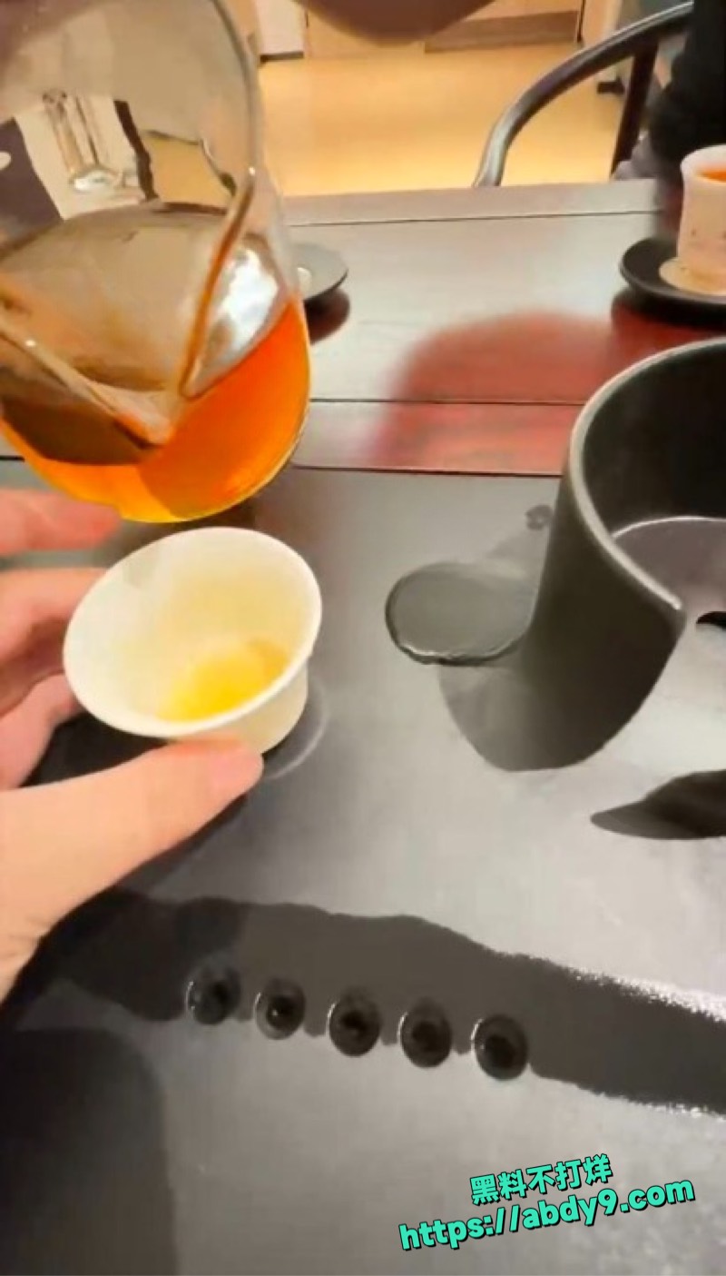 姐姐穿黑丝在朋友家操 3