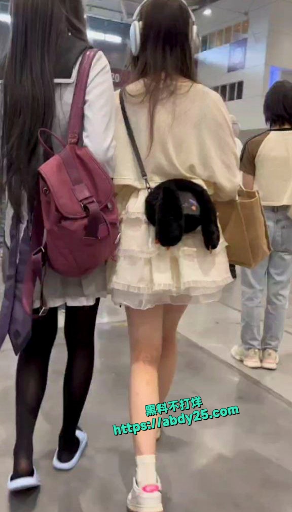 抄底大神逛漫展顶上蛋糕裙小妹 4