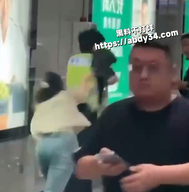 深圳地铁站惊现女号路怒症.jpg3