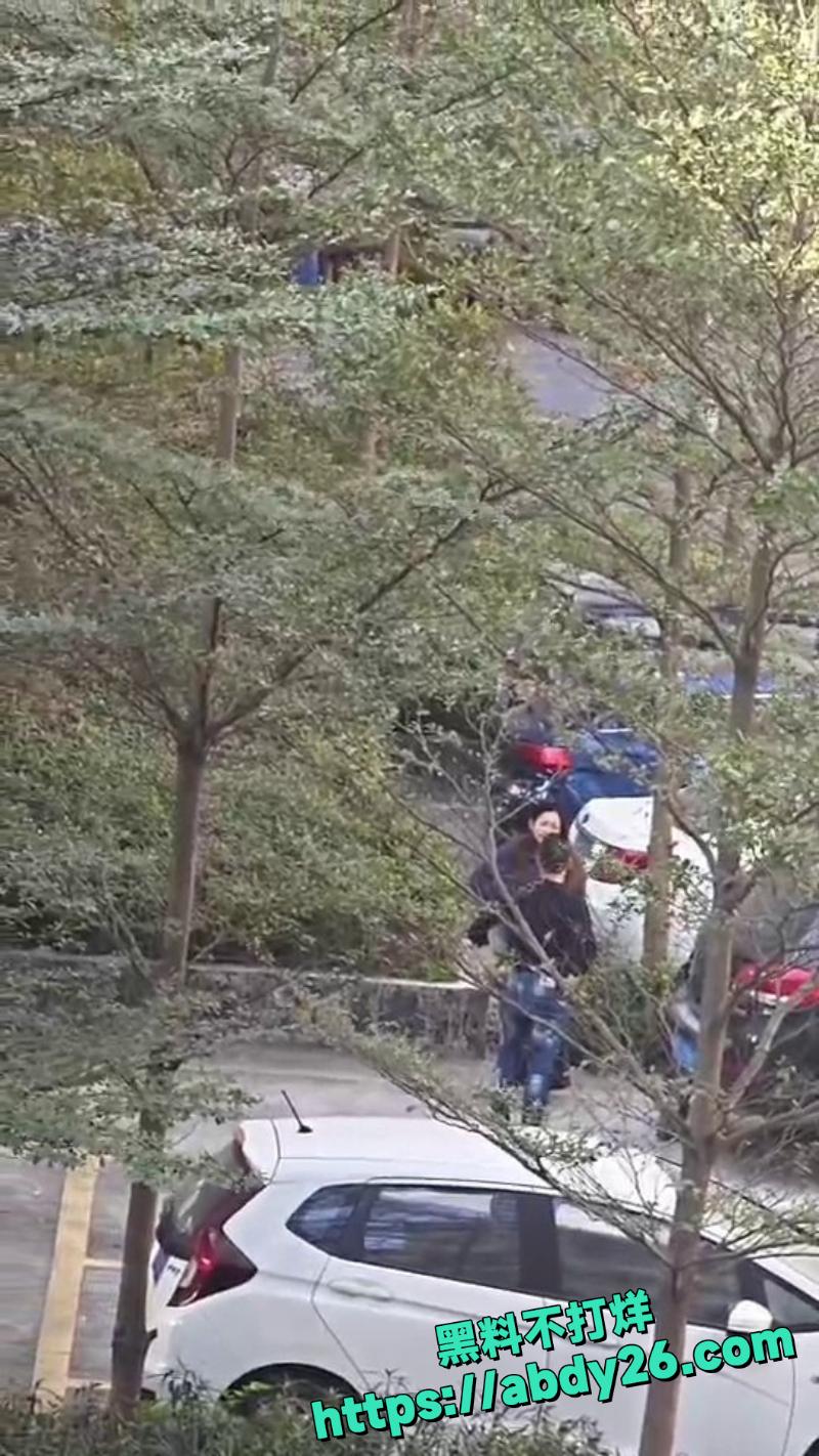 男子情绪失控打女人为项链3