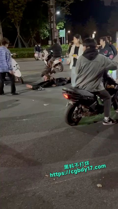 松山湖精神小伙打架 2