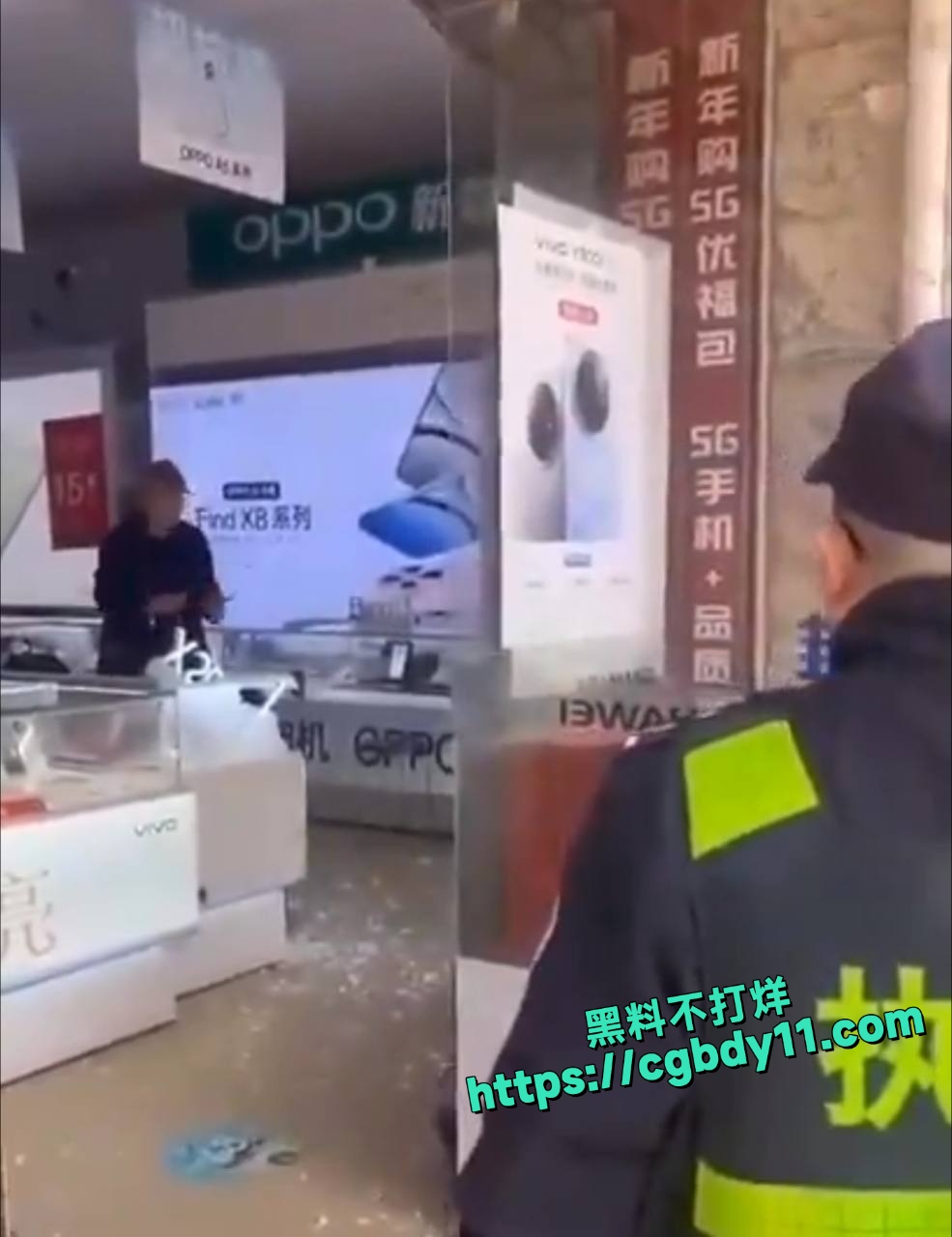 一男子抢劫一家金店后，又持刀进入一家手机店5