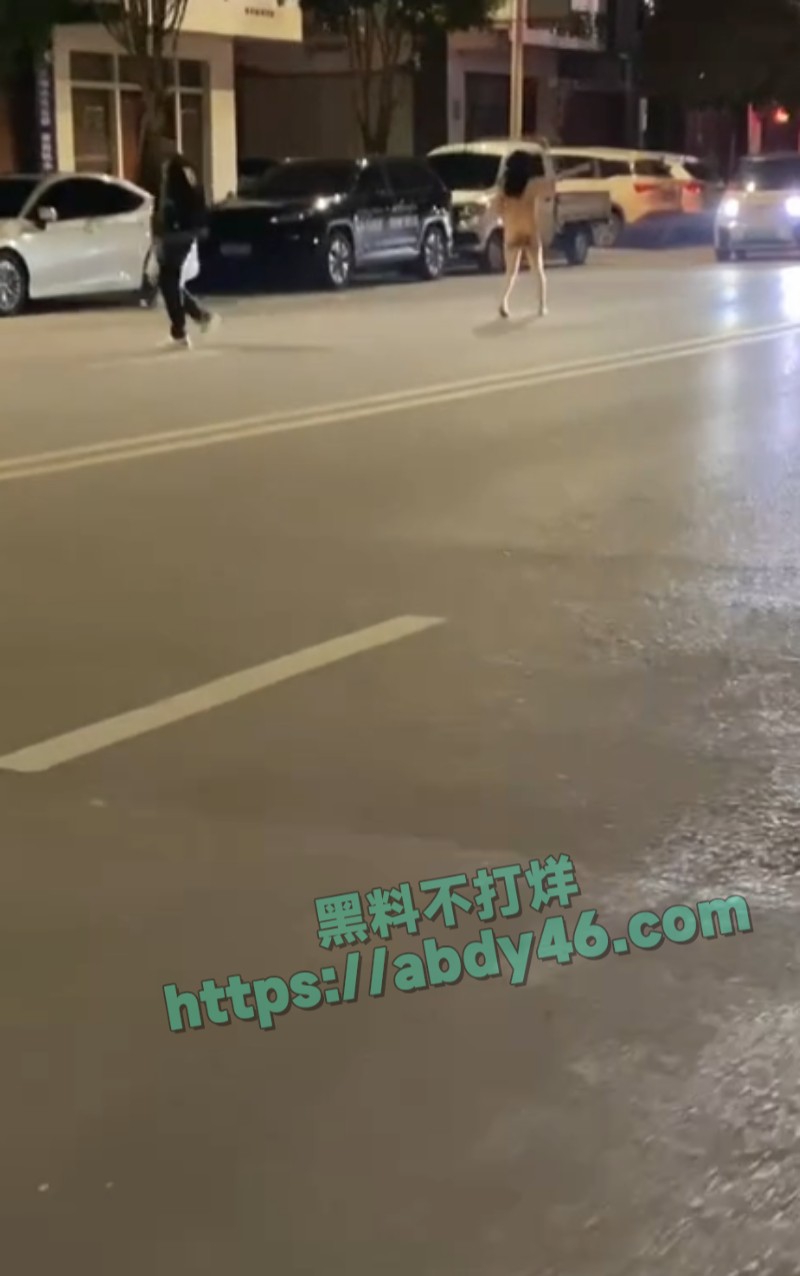 广西街头惊现裸奔女子06
