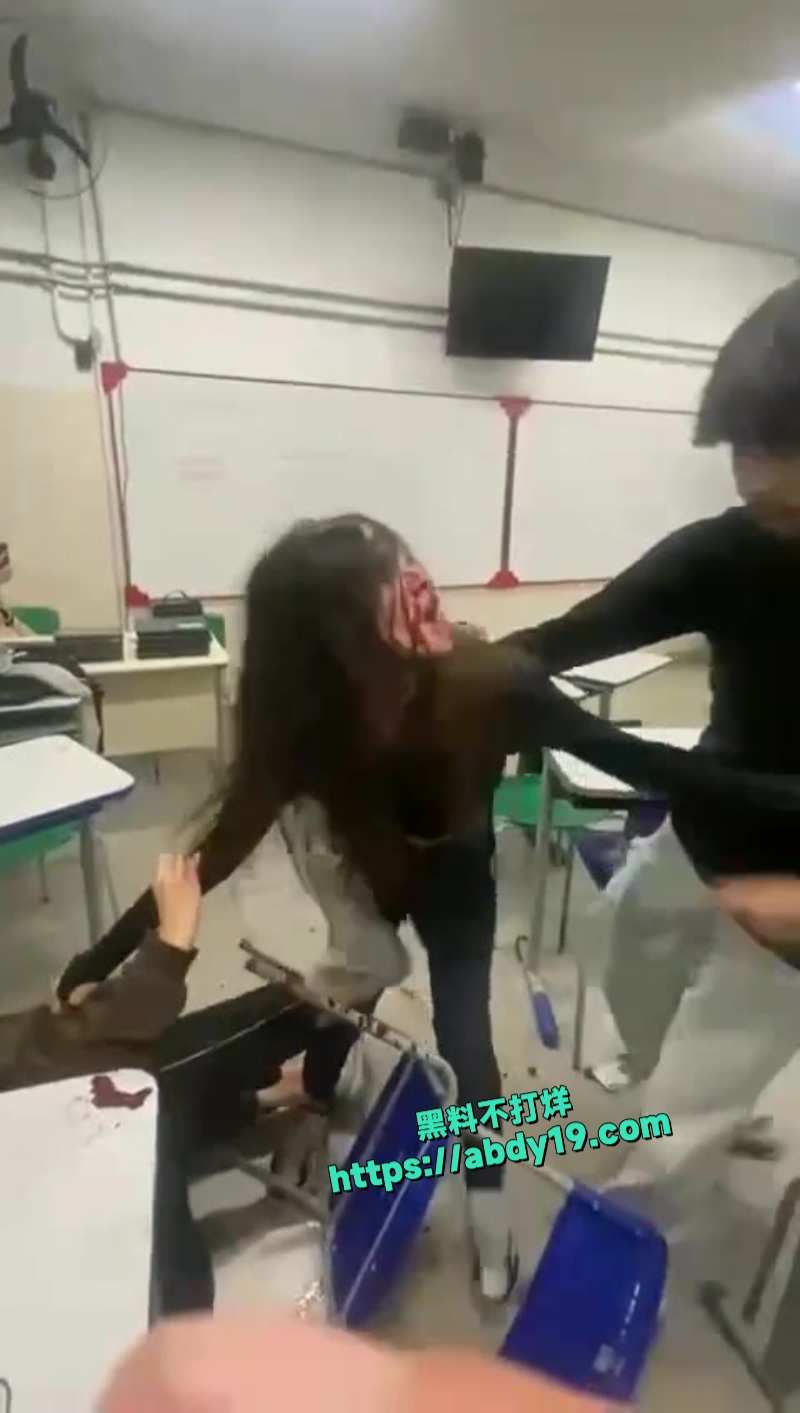 外国女生课堂打架视频在网络疯传 9
