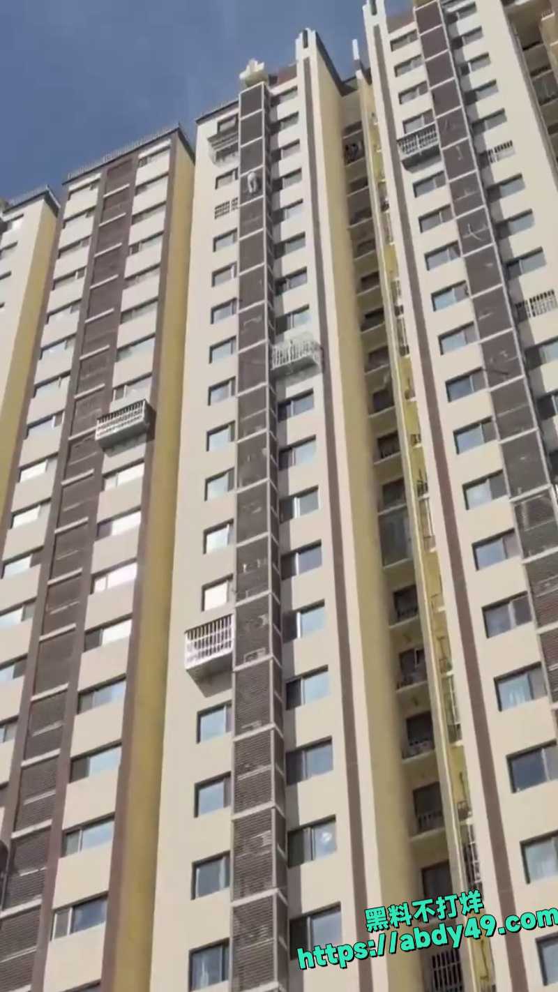 老太太高空爬墙心理素质真好1